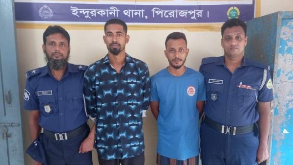 পিরোজপুরের ইন্দুরকানীতে মুদি ব্যবসায়ীকে হাতুড়ি দিয়ে পিটিয়ে আহত করার মামলায় আসামি রাকিব সেপাই ও জসিম খানকে যশোরের অভয়নগর থেকে র‌্যাব-৬ এর সহায়তায় গ্রেফতার করেছে পুলিশ।