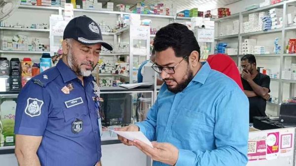 ঝিনাইদহের কালীগঞ্জ উপজেলায় ভ্রাম্যমাণ আদালতের অভিযানে দুটি ব্যবসা প্রতিষ্ঠানকে ৫০ হাজার টাকা জরিমানা করা হয়েছে। অনুমোদনহীন ওষুধ বিক্রি ও অনিয়মের দায়ে এ শাস্তি দেওয়া হয়।