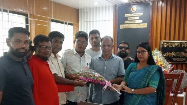 দিনাজপুরের কাহারোলে নবাগত ইউএনও মিজ মোকলেদা খাতুন মীমকে ফুল দিয়ে শুভেচ্ছা জানাল উপজেলা বিএনপি নেতৃবৃন্দ। উপস্থিত ছিলেন সভাপতি মোঃ গোলাম মোস্তফা বাদশা ও সাধারণ সম্পাদক প্রভাষক মোঃ শামীম আলী।