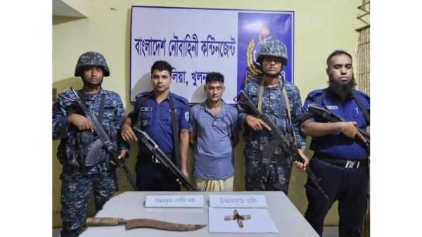 খুলনার দিঘলিয়ার দেয়াড়া গ্রামে পুলিশের বিশেষ অভিযানে ৪ রাউন্ড গুলি ও দেশীয় ছোরা উদ্ধারসহ একাধিক মামলার আসামি আমিরুল শেখ গ্রেপ্তার হয়েছেন। অস্ত্র আইনে মামলা দায়ের করে জেলহাজতে প্রেরণ।