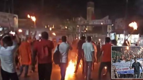 জামালপুরে বিএনপির মশাল মিছিল থেকে অর্ধশতাধিক বোমা সাদৃশ বস্তুর বিস্ফোরণের শব্দ শোনা গেছে। এতে আতঙ্কে কেঁপে ওঠে পুরো শহর। সম্মেলন স্থগিত দাবিতে উত্তেজনা বাড়ছে।
