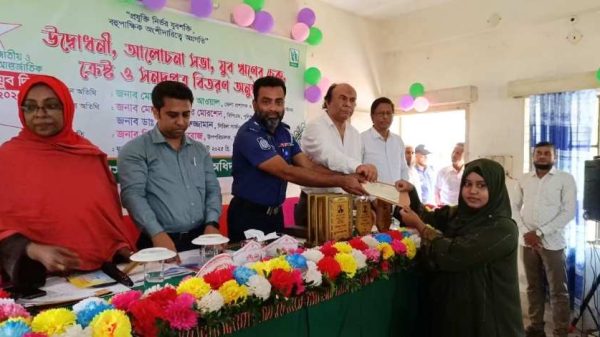ঝিনাইদহে বর্ণাঢ্য আয়োজনের মধ্য দিয়ে উদযাপিত হয়েছে জাতীয় ও আন্তর্জাতিক যুব দিবস ২০২৫। র‍্যালি, আলোচনা সভা ও প্রশিক্ষিত যুবকদের মাঝে ঋণ বিতরণ অনুষ্ঠিত হয়।