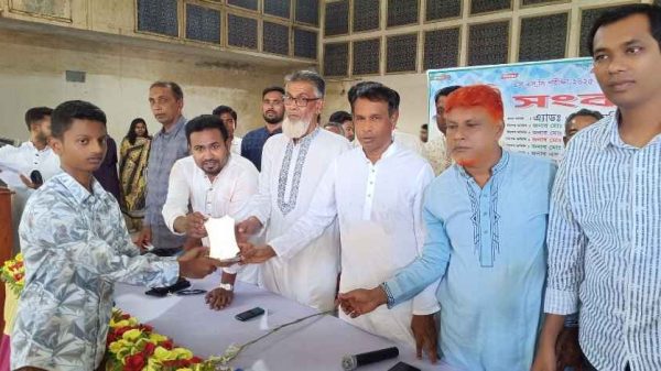 ঝিনাইদহ-যশোর মহাসড়ক ৬ লেন উন্নীতকরণ প্রকল্পে অধিগ্রহণকৃত জমি ও ভবনের ন্যায্য মূল্য প্রদানের দাবিতে সংবাদ সম্মেলন করেছেন ক্ষতিগ্রস্ত মালিকরা। দাবি না মানলে আন্দোলনের হুঁশিয়ারি।