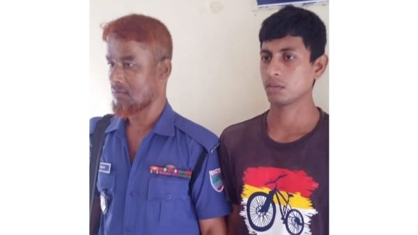 খুলনার দিঘলিয়ায় গৃহবধূর শ্লীলতাহানি ও শারীরিক নির্যাতনের ঘটনায় সৈকত নামে এক যুবককে গ্রেফতার করেছে পুলিশ। নারী ও শিশু নির্যাতন আইনে মামলা দায়ের হয়েছে।