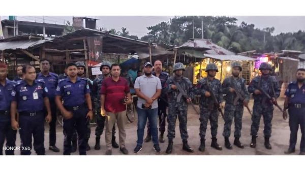 দিঘলিয়ায় আইন-শৃঙ্খলা রক্ষায় যৌথবাহিনীর নিয়মিত অভিযান