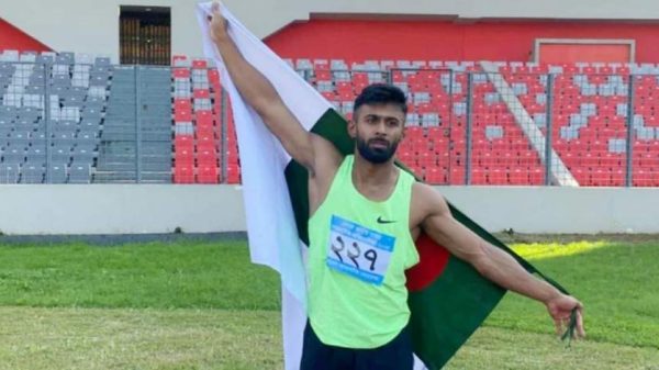 চোট কাটিয়ে জাতীয় অ্যাথলেটিকসের সামার মিটে ফিরলেন ইমরানুর রহমান। ১০.৬৪ সেকেন্ডে দৌড়ে জিতে আবারও দেশের দ্রুততম মানব হলেন তিনি। ইসমাইল ও আব্দুল মোতালেবকে হারিয়ে স্বর্ণ জয়।