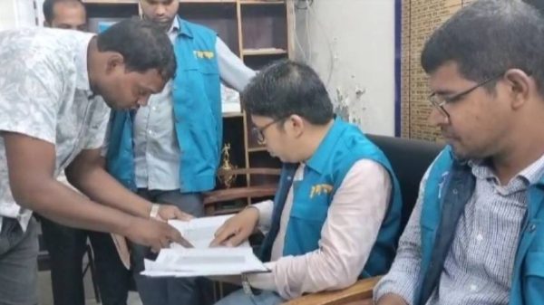 পিরোজপুরের নাজিরপুর উপজেলা স্বাস্থ্য কমপ্লেক্সে বিভিন্ন অনিয়মের অভিযোগে দুদক দিনভর অভিযান চালিয়েছে। ডাক্তার সংকট, খাবারের মানহীনতা ও দালালদের দৌরাত্ম্যসহ নানা অনিয়মের তথ্য পাওয়া গেছে।