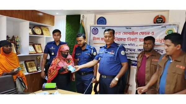পিরোজপুর জেলা পুলিশের সহায়তায় হারানো ২০টি মোবাইল ফোন ও ৫টি হ্যাক হওয়া ফেসবুক অ্যাকাউন্ট উদ্ধার করে মালিকদের হাতে তুলে দিয়েছেন পুলিশ সুপার খান মুহাম্মদ আবু নাসের।