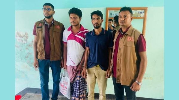 পিরোজপুরের নেছারাবাদ উপজেলায় ২৫ পিস ইয়াবাসহ বিদ্যালয়ের নৈশ প্রহরী রাজিব মোল্লা ও সহযোগী শাকিল শিকদারকে ডিবি পুলিশ গ্রেফতার করেছে। তাদের বিরুদ্ধে মাদকদ্রব্য নিয়ন্ত্রণ আইনে মামলা হয়েছে।