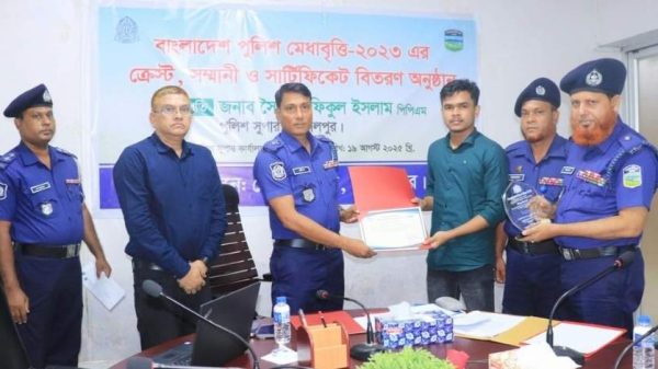 জামালপুরে অনুষ্ঠিত হয়েছে বাংলাদেশ পুলিশ মেধাবৃত্তি-২০২৩ এর ক্রেস্ট, সম্মানী ও সার্টিফিকেট বিতরণ অনুষ্ঠান। পুলিশ সুপার মেধাবী শিক্ষার্থীদের হাতে সম্মাননা তুলে দেন।