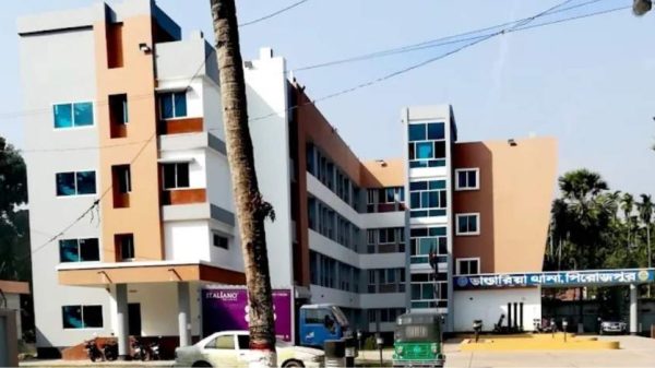 পিরোজপুরের ভান্ডারিয়ায় পাঠাগার ভাঙচুর ও চুরির মিথ্যা অভিযোগে মামলা দায়েরের ঘটনায় স্থানীয়দের মধ্যে ক্ষোভ দেখা দিয়েছে। এলাকাবাসীর দাবি, সেখানে কোনো পাঠাগার ছিল না।