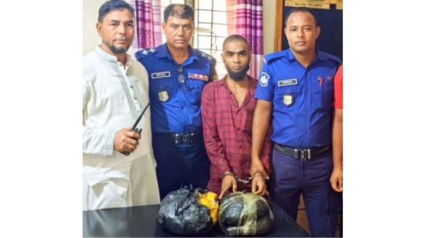 পিরোজপুরের মঠবাড়িয়ায় পুলিশের বিশেষ অভিযানে সোহেল হাওলাদার নামে এক মাদক কারবারিকে আটক করা হয়েছে। তার কাছ থেকে ২ কেজি ৭০০ গ্রাম গাঁজা উদ্ধার করা হয়। পুলিশের মাদকবিরোধী অভিযান অব্যাহত থাকবে বলে জানিয়েছে কর্তৃপক্ষ।