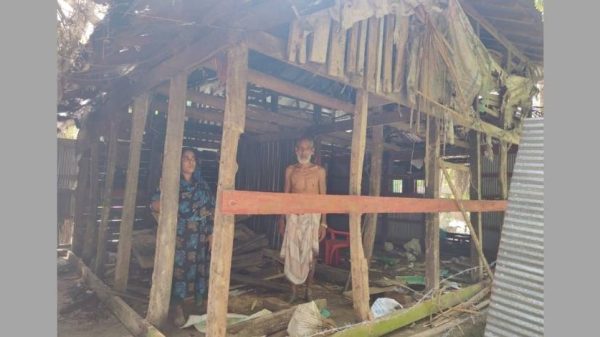 পিরোজপুরের ইন্দুরকানীতে জমি সংক্রান্ত বিরোধে এক অসহায় পরিবারের বসতঘর ভেঙে দেওয়ার অভিযোগ উঠেছে। স্থানীয়রা বলছেন শালিসে প্রভাবশালী মহল ক্ষমতার অপব্যবহার করেছে। পুলিশ তদন্ত করছে।