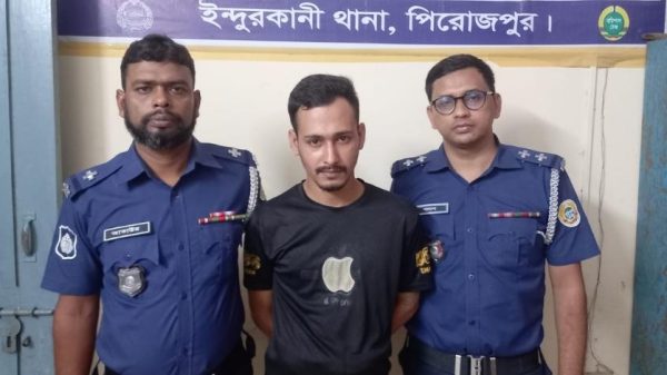 পিরোজপুরের ইন্দুরকানীতে অভিযান চালিয়ে ১০ পিস ইয়াবাসহ সাব্বির ফরাজী নামে এক মাদক ব্যবসায়ীকে গ্রেফতার করেছে পুলিশ। তার বিরুদ্ধে মাদকদ্রব্য নিয়ন্ত্রণ আইনে মামলা দায়ের করা হয়েছে।