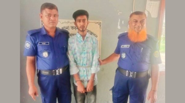 পিরোজপুরের কাউখালীতে তিন মাস আগে অপহৃত সপ্তম শ্রেণির স্কুলছাত্রীকে র‍্যাব-১ ও বিমানবন্দর থানা পুলিশ উদ্ধার করেছে। গ্রেফতার হয়েছে টিকটকার যুবক আবু মুসা।