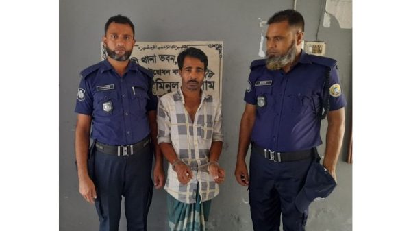 পিরোজপুরের কাউখালীতে ইভটিজিংয়ের অপরাধে নীলু ডাকুয়া নামের এক যুবককে ভ্রাম্যমাণ আদালতের মাধ্যমে তিন মাসের বিনাশ্রম কারাদণ্ড দেওয়া হয়েছে। উপজেলা নির্বাহী কর্মকর্তা এ রায় ঘোষণা করেন।