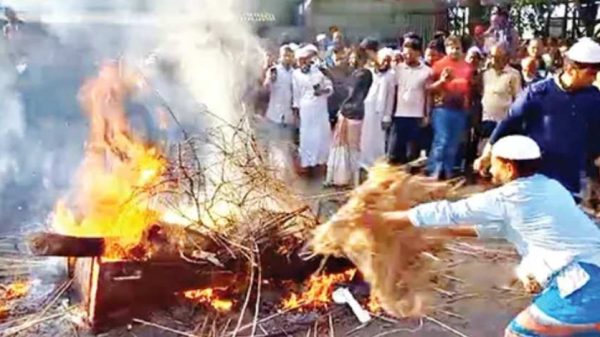 রাজবাড়ীর গোয়ালন্দে মাজারে হামলা, ভাঙচুর, সম্পদ লুটপাট ও মরদেহ পুড়িয়ে ফেলার ঘটনায় এ পর্যন্ত ১৮ জনকে গ্রেপ্তার করেছে পুলিশ। নিহতের বাবার দায়ের করা মামলার ভিত্তিতে তদন্ত চলছে।