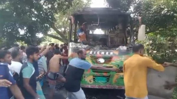মুন্সীগঞ্জের টঙ্গীবাড়ীতে সড়ক দুর্ঘটনায় মাদরাসা ছাত্রী আরবি ইসলাম (৮) নিহত হয়েছেন। দুর্ঘটনার পর উত্তেজিত জনতা ঘাতক বাসে আগুন ধরিয়ে দেয় এবং পরে বাসটি খাদে ফেলে দেয়। পুলিশ মরদেহ উদ্ধার করেছে।