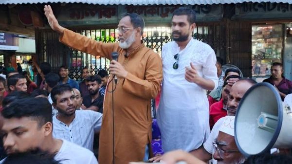 নির্বাচনের দাবিতে বিক্ষোভ