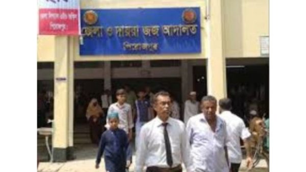 পিরোজপুরে ব্যবসায়ী আবুল কালাম শরীফ হত্যা মামলায় আদালত ৬ জনকে যাবজ্জীবন এবং ১ জনকে দুই বছরের কারাদণ্ড দিয়েছেন। রায়ে আরও জরিমানা ও সশ্রম কারাদণ্ডের নির্দেশ দেওয়া হয়েছে।
