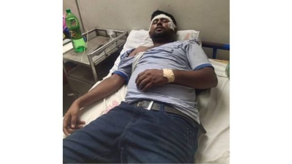 পিরোজপুরের কাউখালীর জুলাই যোদ্ধা ও ছাত্রদল নেতা পলাশ আহমেদের উপর সন্ত্রাসী হামলার ঘটনা ঘটেছে। এতে তিনি ও তার সহযোগীসহ ৬ জন আহত হয়েছেন। পুলিশ বলছে, অভিযোগ পেলে ব্যবস্থা নেওয়া হবে।