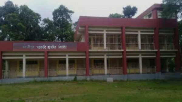 পিরোজপুরের ইন্দুরকানীতে সরকারি প্রাথমিক বিদ্যালয়ের শতাধিক বেঞ্চ ভাঙ্গারিতে বিক্রি করা হয়েছে। শিক্ষা কর্তৃপক্ষের অনুমতি ছাড়াই স্থানীয় বিএনপি নেতাদের সহযোগিতায় এ লেনদেন হয়েছে। বিষয়টি নিয়ে তদন্তের আশ্বাস দিয়েছে প্রশাসন।