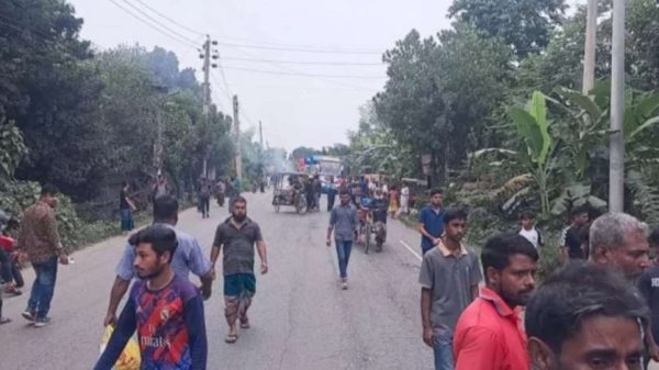ফরিদপুরের ভাঙ্গায় আসন সীমানা পরিবর্তনের প্রতিবাদে মহাসড়ক অবরোধ করেছে এলাকাবাসী। এতে ফরিদপুর-বরিশাল ও ঢাকা-খুলনা মহাসড়কে যান চলাচল বন্ধ হয়ে ভোগান্তিতে পড়েন যাত্রীরা।