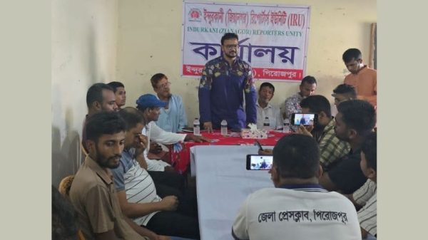 পিরোজপুরের ইন্দুরকানীতে সাংবাদিকদের সঙ্গে মতবিনিময় করলেন ব্যারিস্টার মোস্তফা জোবায়ের হায়দার। উন্নয়ন, কর্মসংস্থান ও জিয়ানগর উপজেলাকে মডেল উপজেলা করার পরিকল্পনার কথা জানান তিনি।