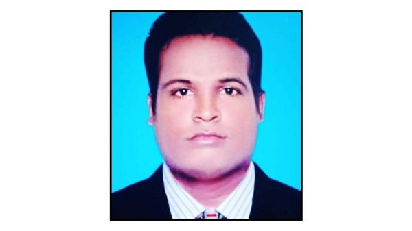 পিরোজপুরের মঠবাড়িয়ার সাপলেজা ইউনিয়নের সহকারী তহসিলদার তিমির কান্তি হালদারের বিরুদ্ধে জমি নামজারিসহ নানা অনিয়ম ও দুর্নীতির অভিযোগ উঠেছে। ভুক্তভোগীরা বলছেন, নির্ধারিত ফি-এর চেয়ে কয়েকগুণ বেশি টাকা দিতে হচ্ছে।