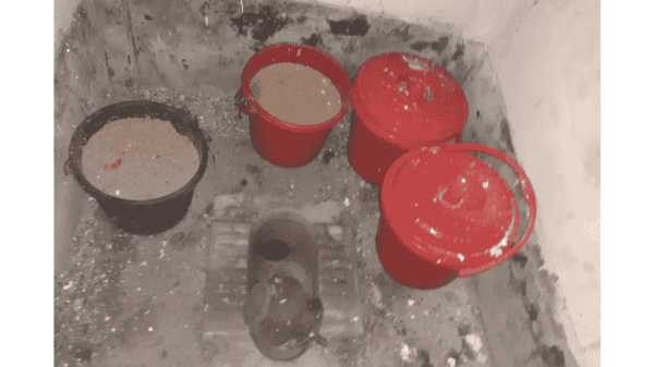 মুন্সীগঞ্জ সদর উপজেলার মোল্লাকান্দি ইউনিয়নে একটি পরিত্যক্ত টয়লেট থেকে ১৪টি তাজা ককটেল উদ্ধার করেছে পুলিশ। স্থানীয়দের দাবি, আধিপত্য বিস্তারকে কেন্দ্র করে সংঘর্ষে ব্যবহারের জন্য এগুলো মজুদ করা হয়েছিল।