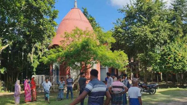 ঝিনাইদহ সদর উপজেলার নলডাঙায় সিদ্ধেশ্বরী মন্দিরে তালা ভেঙে চুরি হয়েছে। সিসিটিভি ফুটেজে চোরের প্রবেশ ও পালানোর দৃশ্য ধরা পড়েছে। পুলিশ দ্রুত চোরচক্র আটক করার চেষ্টা করছে।