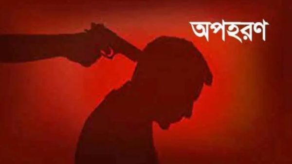 যশোরের ঝিকরগাছায় পলাশ বিশ্বাস নামে এক সংখ্যালঘু নাগরিককে জোরপূর্বক তুলে নিয়ে ৯টি ফাঁকা স্টাম্পে স্বাক্ষর করানোর অভিযোগ উঠেছে। এ ঘটনায় থানায় অভিযোগ দাখিল হলেও ওসি ঘটনার সত্যতা অস্বীকার করেছেন।
