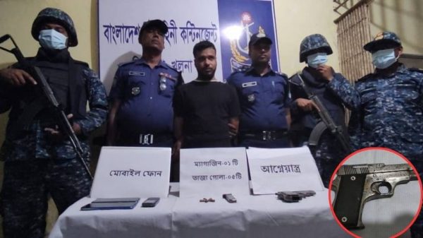 খুলনার দিঘলিয়ায় অস্ত্র ও গুলিসহ এলাকার চিহ্নিত সন্ত্রাসী কনডম রিপনকে গোপন সংবাদের ভিত্তিতে যৌথ বাহিনী গ্রেপ্তার করেছে। তার বিরুদ্ধে একাধিক মামলা রয়েছে।