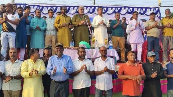 দিঘলিয়ায় আরাফাত রহমান কোকো স্মৃতি ফুটবল টুর্নামেন্টের ফাইনালে হাজীগ্রাম নিউ স্টার একাদশ ৫-৪ গোলে গোল্ডেন একতা সংঘকে হারিয়ে চ্যাম্পিয়ন হয়। উপস্থিত ছিলেন বিএনপি নেতা আজিজুল বারী হেলাল।