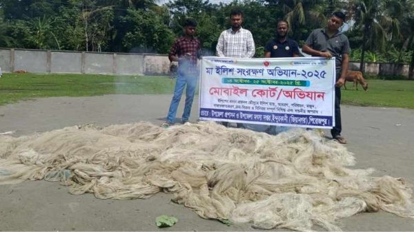 পিরোজপুরের ইন্দুরকানীতে মা ইলিশ রক্ষায় মোবাইল কোর্টের অভিযানে ২৫০০ মিটার ইলিশ ধরার জাল ও ৬টি চড়গড়া জাল জব্দ করা হয়েছে। পরে এসব জাল উপজেলা পরিষদ মাঠে প্রকাশ্যে পুড়িয়ে ধ্বংস করা হয়।