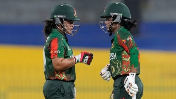 উইমেনস ওয়ানডে বিশ্বকাপে দুর্দান্ত সূচনা করেছে বাংলাদেশ নারী দল। পাকিস্তান মাত্র ১২৯ রানে অলআউট। স্বর্ণা আক্তার নেন ৩ উইকেট, মারুফা ও নাহিদা নেন ২টি করে উইকেট।