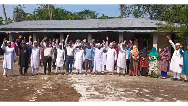 এমপিওভুক্ত স্কুল, কলেজ ও মাদ্রাসার শিক্ষক-কর্মচারীরা বাড়িভাড়া, চিকিৎসা ও উৎসব ভাতা বৃদ্ধির দাবিতে পিরোজপুরে পূর্ণদিবস কর্মবিরতি পালন করেছেন। একই সঙ্গে ঢাকায় আন্দোলনরত শিক্ষকদের ওপর হামলার নিন্দা ও বিচার দাবি জানিয়েছেন তারা।