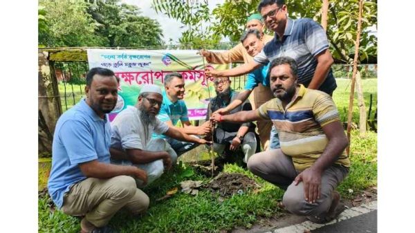 “চলো করি বৃক্ষরোপণ, গড়ে তুলি সবুজ ভুবন” স্লোগানে এমিনেন্ট বয়েজ পিরোজপুর আয়োজন করেছে তিন দিনব্যাপী বৃক্ষরোপণ কর্মসূচি। শহরের বিভিন্ন এলাকায় রোপণ করা হয় পাঁচ সহস্রাধিক ফলজ, বনজ ও ঔষধি চারা।