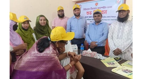 পিরোজপুরের কাউখালীতে উপজেলা স্বাস্থ্য কমপ্লেক্সের আয়োজনে টাইফয়েড টিকাদান ক্যাম্পেইন ২০২৫ উদ্বোধন করা হয়েছে। ১৯ হাজার ৮৬৭ জন শিশুকে টিকার আওতায় আনার লক্ষ্য নির্ধারণ করা হয়েছে।