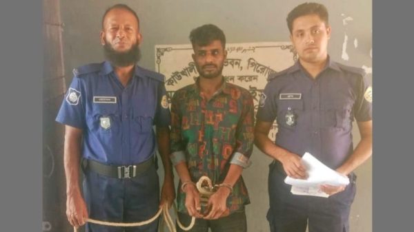 পিরোজপুরের কাউখালীতে চারটি মামলার ওয়ারেন্টভুক্ত দুর্ধর্ষ মাদক সম্রাট পারভেজ মহাজনকে ঢাকার গেন্ডারিয়া এলাকা থেকে গ্রেফতার করেছে কাউখালী থানা পুলিশ। তার বিরুদ্ধে মাদক ও নারী-শিশু নির্যাতন মামলাসহ একাধিক অভিযোগ রয়েছে।