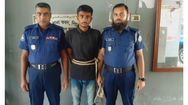 পিরোজপুরের কাউখালীতে ৫০০ গ্রাম গাঁজাসহ শিহাব হোসেন নামে এক চিহ্নিত মাদক ব্যবসায়ীকে গ্রেফতার করেছে পুলিশ। তার বিরুদ্ধে মাদকদ্রব্য নিয়ন্ত্রণ আইনে মামলা দায়ের করা হয়েছে।