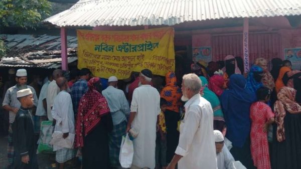 পিরোজপুরের ইন্দুরকানীতে ১৫ টাকা কেজি দরের খাদ্যবান্ধব চাল বিক্রিতে ওজনে কম দেওয়ার অভিযোগ উঠেছে। সুবিধাভোগীরা জানান, ৩০ কেজির পরিবর্তে দেওয়া হচ্ছে ২৭ থেকে ২৮ কেজি চাল।