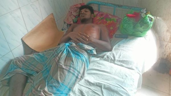 পিরোজপুরের নাজিরপুরে চুরির অপবাদে সাজ্জাদ শেখ নামে এক যুবককে প্রকাশ্যে নির্যাতনের অভিযোগ উঠেছে। আহত অবস্থায় তাকে হাসপাতালে ভর্তি করা হয়েছে। পুলিশ বলছে, অভিযোগ পেলে আইনগত ব্যবস্থা নেওয়া হবে।
