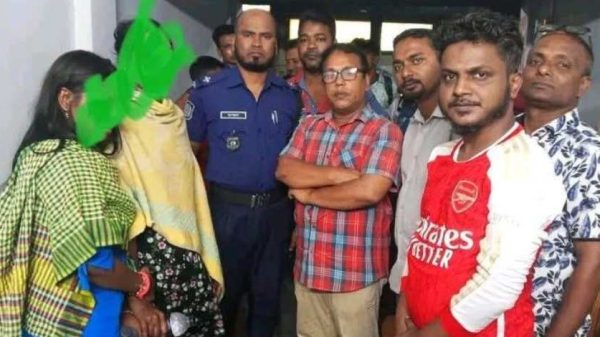 জামালপুর যৌনপল্লীতে দুই কিশোরীকে বন্দিদশা থেকে উদ্ধার করেছে পুলিশ। মানবপাচার প্রতিরোধ আইনে সর্দারনী ডলিকে প্রধান আসামি করে মামলা হয়েছে। দীর্ঘদিন ধরে যৌনপল্লীতে শিশু ও নারী নির্যাতনের অভিযোগ উঠেছে।