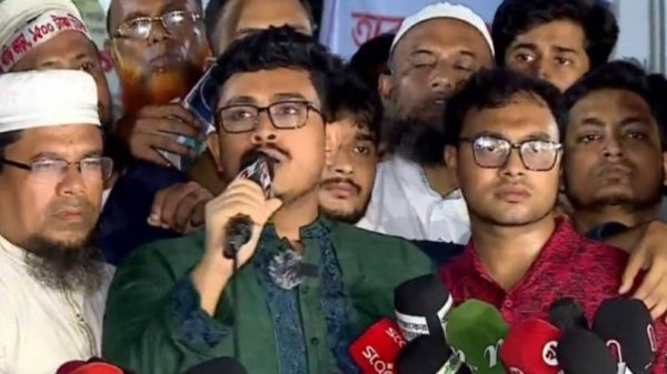 শিক্ষকদের দাবি পূরণ না হলে ভয়াবহ পরিণতি হবে বলে হুঁশিয়ারি দিয়েছেন ডাকসু ভিপি সাদিক কায়েম। শহীদ মিনারে অনশনরত শিক্ষকদের সঙ্গে সংহতি জানিয়ে তিনি বলেন, আগুন নিয়ে খেলবেন না, সময় থাকতে সরকারকে উদ্যোগ নিতে হবে।