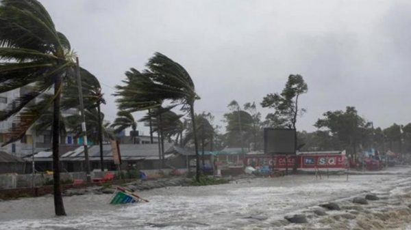 ঢাকাসহ দেশের ১৮ জেলার ওপর দিয়ে ৬০ কিলোমিটার বেগে ঝড় বয়ে যেতে পারে বলে জানিয়েছে আবহাওয়া দফতর। আজ রাত ১টার মধ্যে এসব এলাকায় দমকা হাওয়াসহ বৃষ্টি বা বজ্রঝড়ের সম্ভাবনা রয়েছে। নদীবন্দরগুলোকে ১ নম্বর সতর্ক সংকেত দেখাতে বলা হয়েছে।