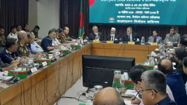 ত্রয়োদশ জাতীয় সংসদ নির্বাচন অবাধ, সুষ্ঠু ও শান্তিপূর্ণভাবে সম্পন্নের লক্ষ্যে নির্বাচন কমিশনের বৈঠকে আইনশৃঙ্খলা রক্ষাকারী বাহিনীর প্রতিনিধিদের সঙ্গে ব্যাপক আলোচনা হয়েছে। সভায় সংখ্যালঘু নিরাপত্তা, অবৈধ অস্ত্র নিয়ন্ত্রণ, এআই প্রযুক্তি ব্যবহার করে বিভ্রান্তিকর তথ্য প্রতিরোধসহ নানা পদক্ষেপের কথা উঠে আসে।