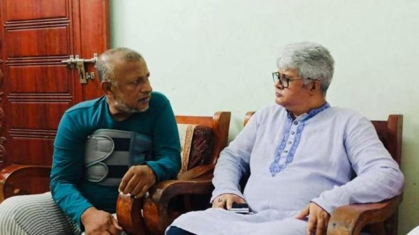 খুলনার দিঘলিয়ায় বিএনপি’র নবনির্বাচিত সাধারণ সম্পাদক আব্দুর রকিব মল্লিকের অসুস্থতার খোঁজ নিতে বাসভবনে যান যুক্তরাজ্য বিএনপি যুগ্ম আহ্বায়ক পারভেজ মল্লিক। দ্রুত আরোগ্য কামনা করেন নেতৃবৃন্দ।