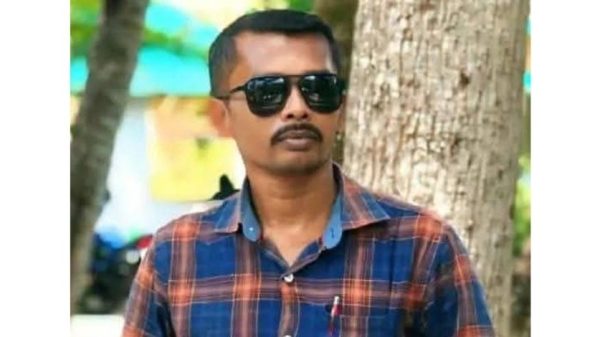 লনার দিঘলিয়ায় সাংবাদিক এস.এম. শামীমকে বাড়িতে গিয়ে দেখে নেওয়ার হুমকি দিয়েছে বাদশা মিয়া নামে এক ব্যক্তি। এ ঘটনায় থানায় জিডি করেছেন শামীম। প্রেসক্লাব দ্রুত অভিযুক্তকে আইনের আওতায় আনার দাবি জানিয়েছে।