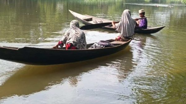পিরোজপুরের নাজিরপুর উপজেলার দেউলবাড়ী দোবড়া ইউনিয়নে সড়ক যোগাযোগের অভাবে ডিঙি নৌকাই মানুষের একমাত্র ভরসা। স্থানীয়রা স্থায়ী সড়ক ও সেতু নির্মাণের দাবি জানিয়েছেন।